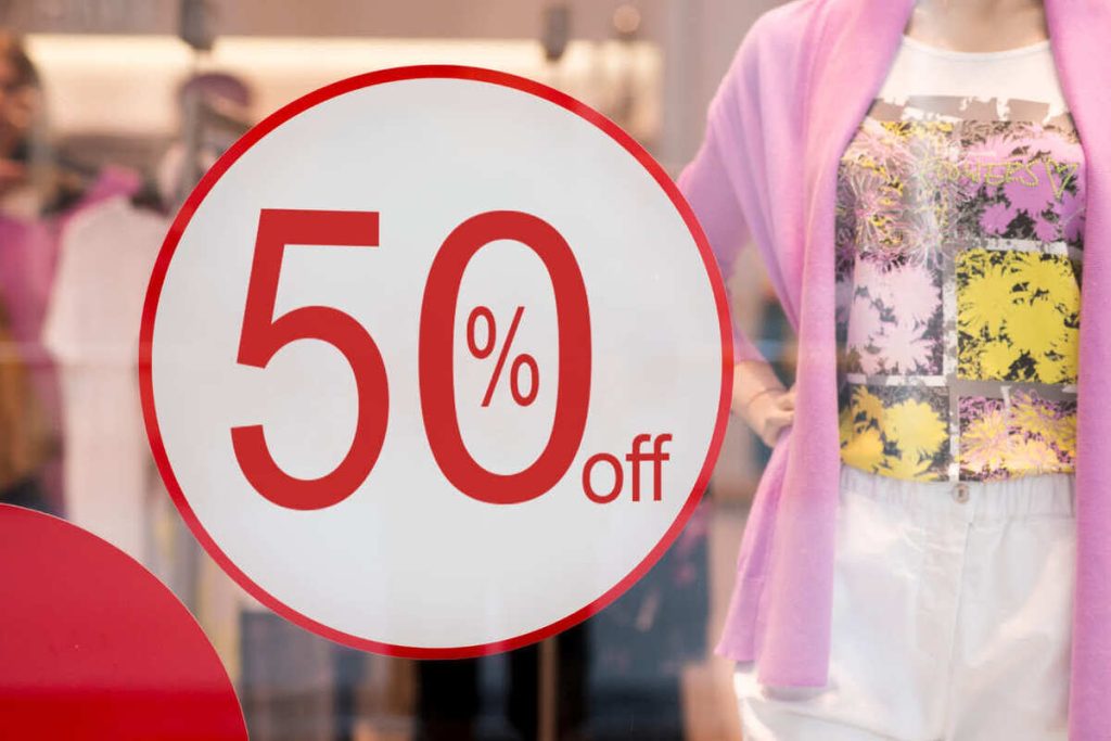 Divulgação de vitrine: use cartazes estratégicos para parar o pedestre na calçada