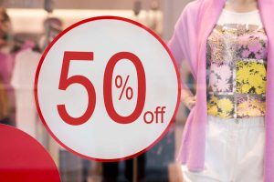 Divulgação de vitrine: use cartazes estratégicos para parar o pedestre na calçada