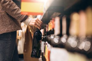 Setor de vinhos no inverno: como organizar e precificar para vender mais no PDV